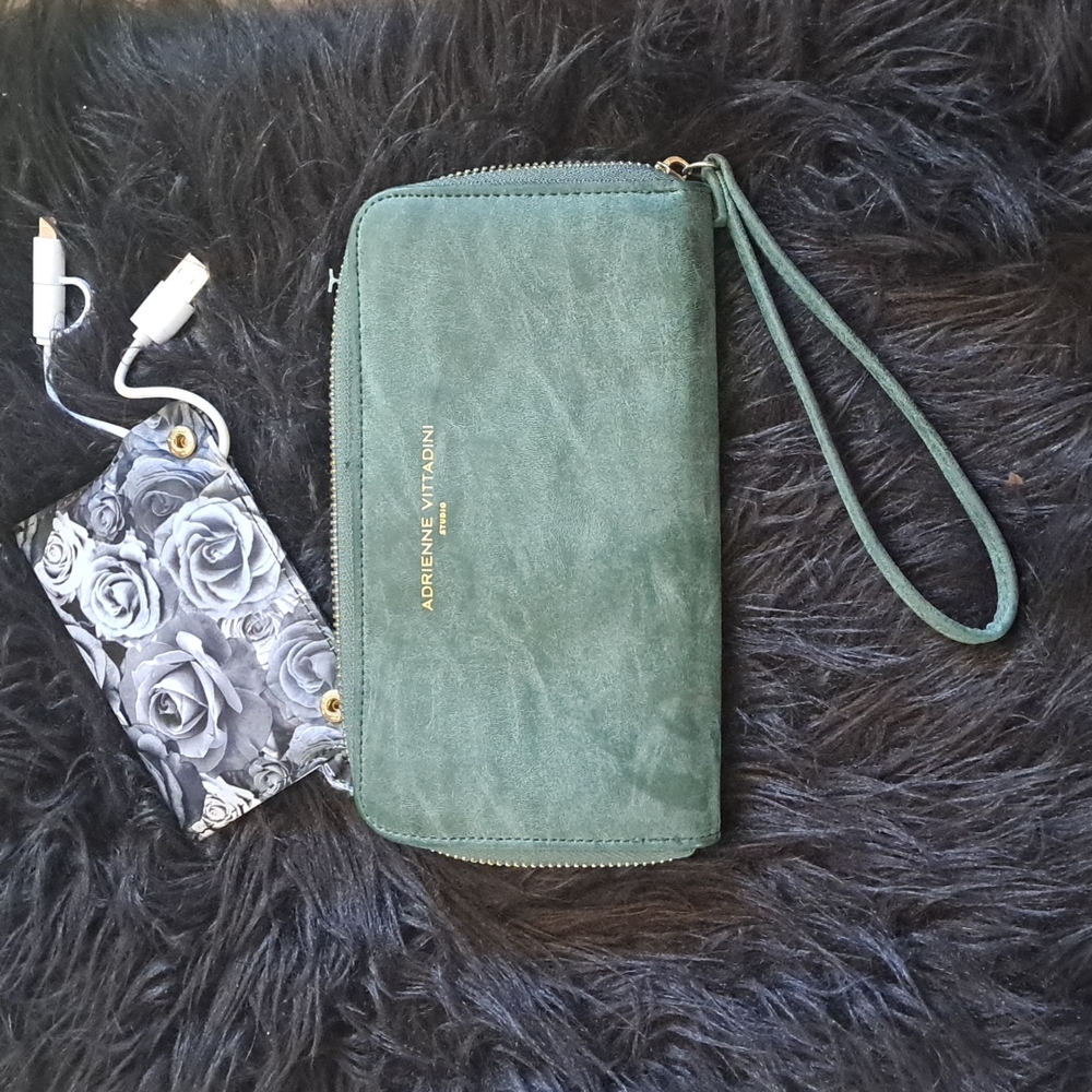 Nwt Wallet/Charger - Picture 3 of 9